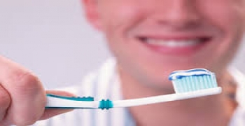 5 گام مسواک زدن و استفاده از نخ دندان