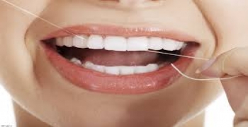 نخ دندان: تمیز کردن بین دندانها برای سلامت دهان و دندان بسیار ‏اهمیت دارند ‏
